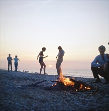 Grèce. Groupe d'amis au bord de la mer. 1967