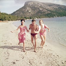 Grèce. Groupe d'amis au bord de la mer. 1967