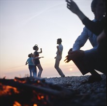 Grèce. Groupe d'amis au bord de la mer. 1967