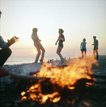 Grèce. Groupe d'amis au bord de la mer. 1967