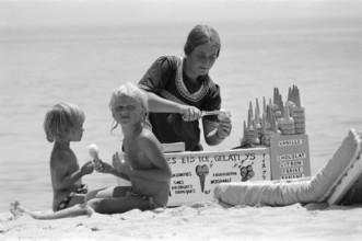GV Saint-Tropez, France, Tuesday 17th June 1975, Children eating ice cream on beach