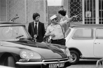 GV Saint-Tropez, France, Tuesday 17th June 1975, Police Officer giving directions. 

Saint-Tropez