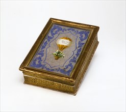 Sugared almond box with hot-air balloon design.