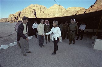 La princesse Haya de Jordanie accueillie par des Bédouins, avril 2004