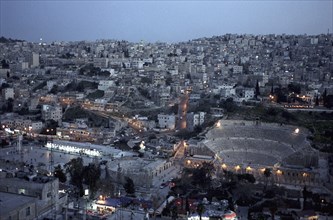 Vue nocturne de la ville d'Amman en Jordanie