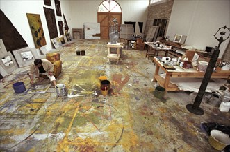 Le peintre Richard Texier dans son atelier, juillet 2002