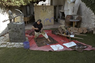 Le peintre Richard Texier chez lui a l'Ile de Ré, juillet 2002