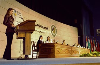 La Reine Rania de Jordanie lors d'un discours, novembre 2002