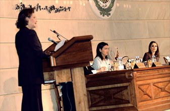Suzanne Moubarak lors d'un discours, novembre 2002