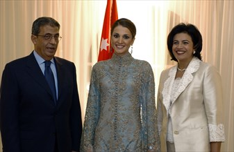La reine Rania avec M et Mme Amr Moussa, novembre 2002