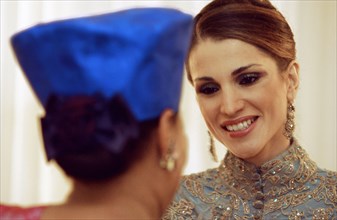 La reine Rania lors du second Sommet de la femme arabe, novembre 2002
