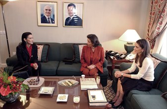 La princesse Lalla Meryem, Suzanne Moubarak et la reine Rania, novembre 2002