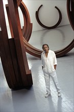 Le sculpteur Bernar Venet, août 2003