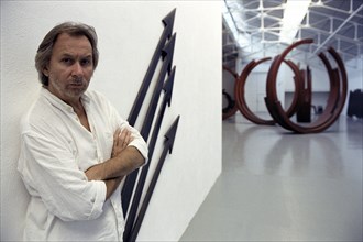 Le sculpteur Bernar Venet, août 2003