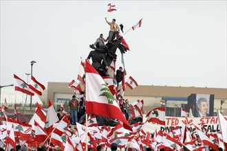 Lebanon celebrates collapse of Karami goverment