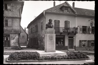 Buste du maréchal Lefebvre sur la place d'un village.
