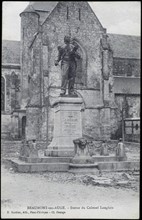 Statue du colonel Langlois à Beaumont-en-Auge.
