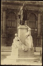 Statue of Joseph Marie Jacquard in Calais.