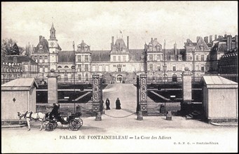 Palais de Fontainebleau : la cour des adieux.