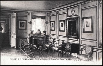 Palais de Fontainebleau : cabinet de travail du pape Pie VII.