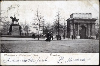 L'arc de Triomphe et la statue du duc de Wellington à Londres.