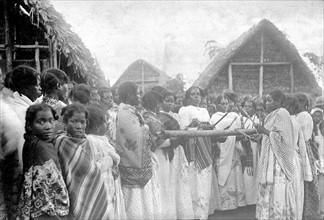 Femmes jouant du devolo, Madagascar
