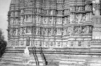 Façade latérale du temple de Kali, à Kajraha