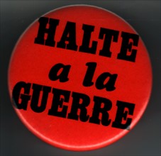 Badge sold during the Gulf War: "Halte à la Guerre du Golfe" (Stop the Gulf War)