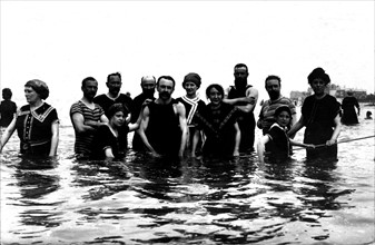 Baigneurs sur la plage du Crotoy (Somme)