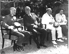 Conférence du Caire, de gauche à droite : Chiang Kai-Shek, Roosevelt, Churchill et Mme Chiang Kai-Shek