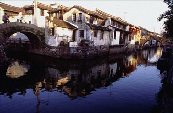 Maisons au bord de la rivière, dans l'ancienne cité de 
Zhouzhuang