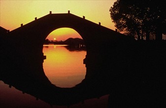 Lever de soleil au-dessus d'un pont, dans l'ancienne cité de Zhouzhuang ancienne