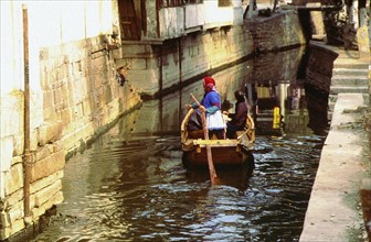 Femme dans une barque sur la rivière, au village de Zhouzhuang, une ancienne cité