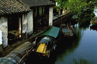 Bateau sur la rivière au village de Zhouzhuang, une ancienne cité