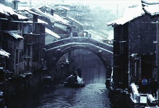 Pont sous la neige dans le village de Zhouzhuang, une ancienne cité