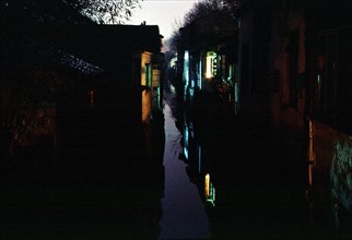 Le village de Zhouzhuang et sa rivière, la nuit