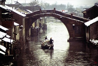 Pont sous la neige dans le village de Zhouzhuang, une ancienne cité