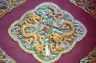 Dragons sur un mur du parc de Beihai