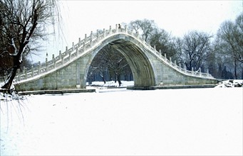 Palais d'Eté sous la neige, pont de la Ceinture de Jade, 
ancient pont