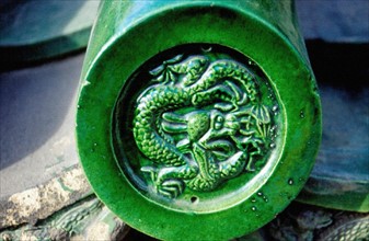 Dragon décoratif sur une tuile colorée vernie