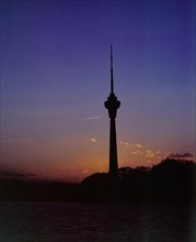 Coucher de soleil derrière la tour de la télévision de Pékin