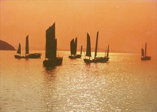 Coucher de soleil sur le lac Taihu, bateaux de pêche, bâteau à voile et jonques, à Suzhou