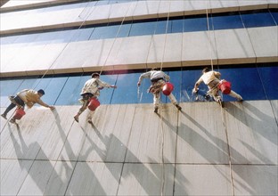 Nettoyage des vitres d'un immeuble, à Suzhou