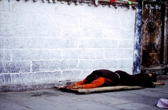 Fidèle en adoration devant le monastère de Jokhong, à Lhassa