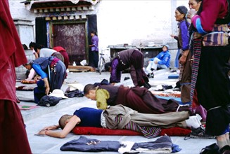 Fidèles en adoration devant le monastère de Jokhong, à Lhassa