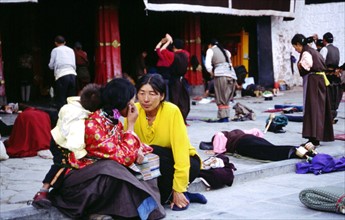 Fidèles en adoration devant le monastère de Jokhong, à Lhassa