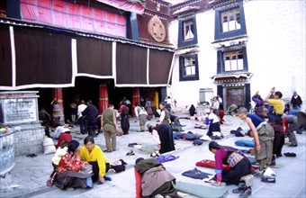 Fidèles en adoration devant le monastère de Jokhong, à Lhassa