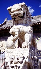 Wutai shan, l'un des plus anciens sites bouddhistes de Chine; temple de Longquan, lion de pierre