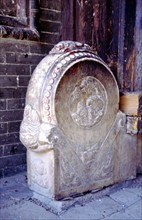 Shidun (blocs de pierre sculptés devant une porte)