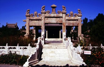 Mausolée de Li Yumei, portique de pierre